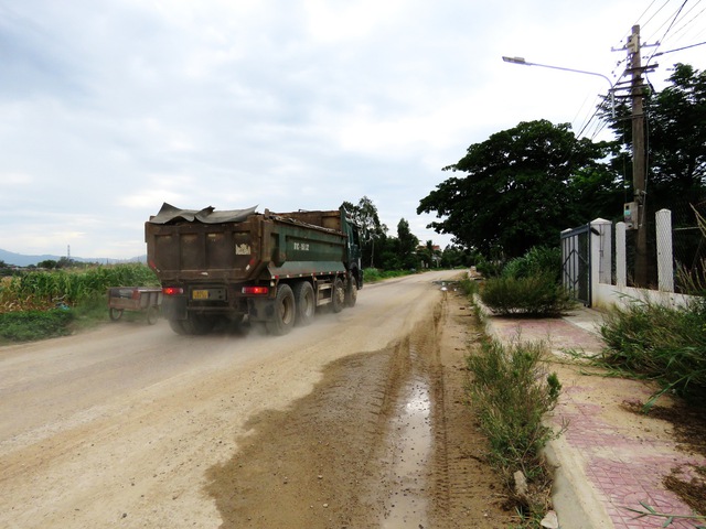 Bình Định: Xe chở cát băm nát tỉnh lộ 636 - Ảnh 3.