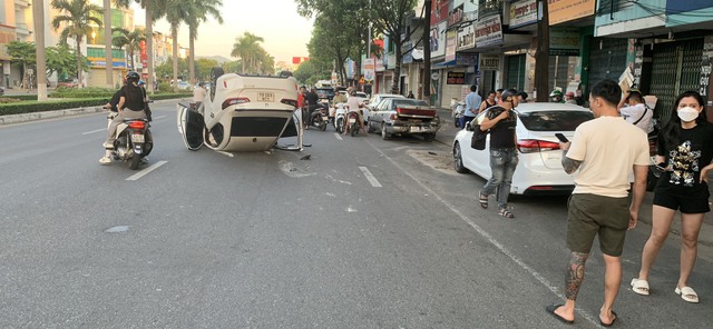 Đà Nẵng: Ô tô lật ngửa sau tai nạn giao thông liên hoàn - Ảnh 1.
