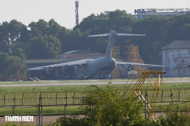 Máy bay vận tải C17 chở xe đặc chủng phục vụ Tổng thống Mỹ đến Hà Nội - Ảnh 5.