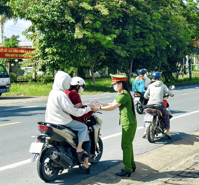 CSGT Sóc Trăng hỗ trợ xăng, nước uống miễn phí người dân về quê nghỉ lễ  - Ảnh 2.