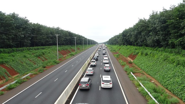 Đang kẹt xe trầm trọng trên cao tốc Phan Thiết - Dầu Giây - Ảnh 4.