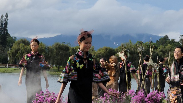 Rộn ràng sắc màu thời trang thổ cẩm- tơ lụa bên hồ Xuân Hương Đà Lạt - Ảnh 3.