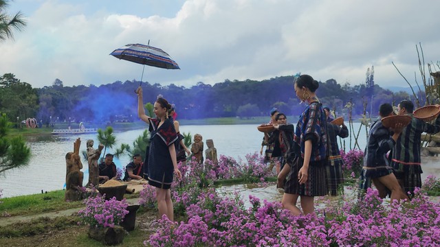 Rộn ràng sắc màu thời trang thổ cẩm- tơ lụa bên hồ Xuân Hương Đà Lạt - Ảnh 8.