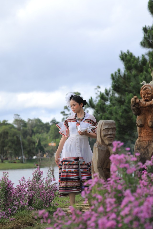 Rộn ràng sắc màu thời trang thổ cẩm- tơ lụa bên hồ Xuân Hương Đà Lạt - Ảnh 13.