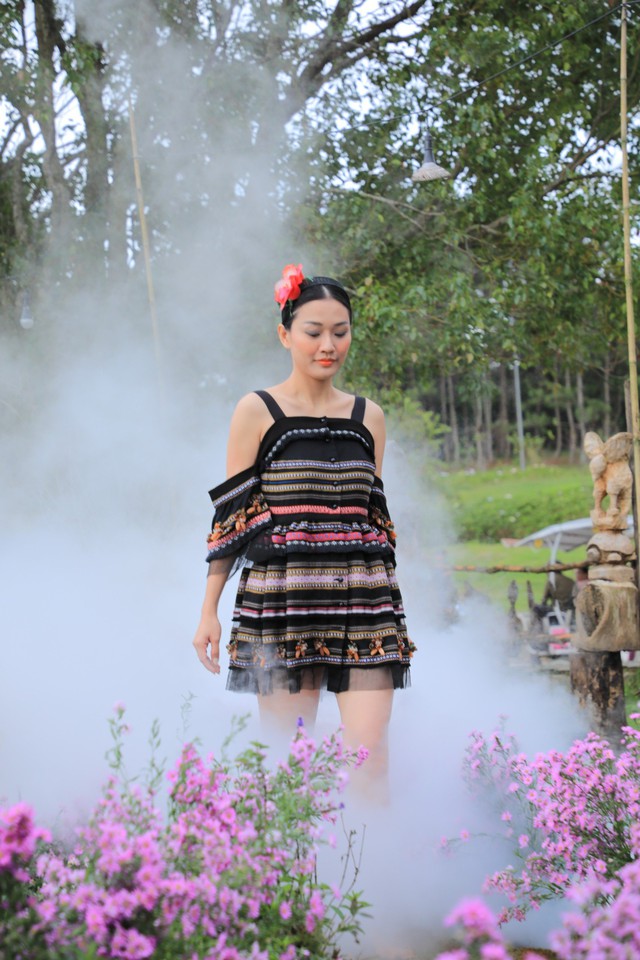 Rộn ràng sắc màu thời trang thổ cẩm- tơ lụa bên hồ Xuân Hương Đà Lạt - Ảnh 15.