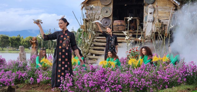 Rộn ràng sắc màu thời trang thổ cẩm- tơ lụa bên hồ Xuân Hương Đà Lạt - Ảnh 4.