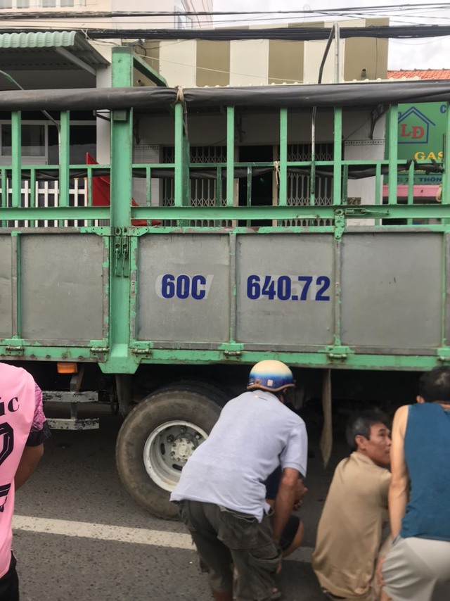 Bình Thuận: Tai nạn xe máy tông vào đuôi xe tải trên QL1, 2 người tử vong - Ảnh 2.