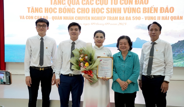 Quỹ từ thiện Kim Oanh tặng học bổng tại Côn Đảo - Ảnh 2.