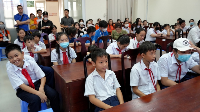 Quỹ từ thiện Kim Oanh tặng học bổng tại Côn Đảo - Ảnh 3.