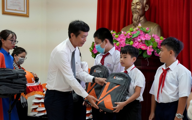 Quỹ từ thiện Kim Oanh tặng học bổng tại Côn Đảo - Ảnh 4.