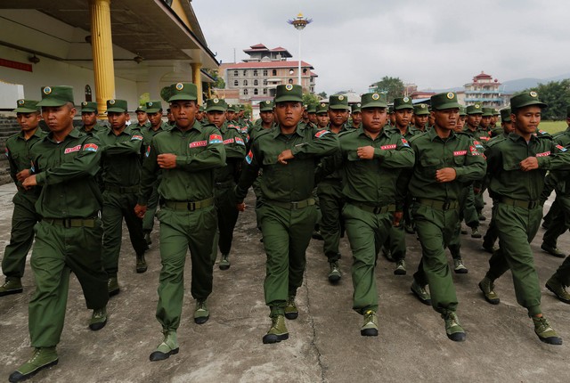 Hơn 1.200 người Trung Quốc bị bắt ở Myanmar với cáo buộc liên quan tội phạm mạng - Ảnh 1.