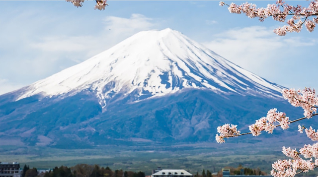 Nhật Bản cáo buộc nhiều du khách làm ô uế núi Phú Sĩ linh thiêng - Ảnh 1.