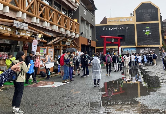 Nhật Bản cáo buộc nhiều du khách làm ô uế núi Phú Sĩ linh thiêng - Ảnh 2.