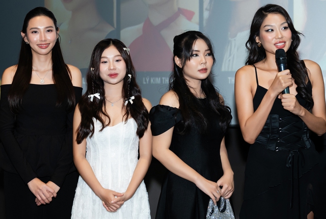 Thùy Tiên nhận cúp 'Nữ diễn viên xuất sắc nhất' trong phim đóng cùng NSND Lê Khanh - Ảnh 1.