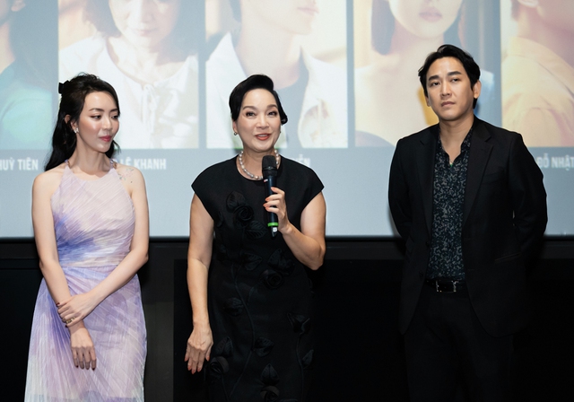 Thùy Tiên nhận cúp 'Nữ diễn viên xuất sắc nhất' trong phim đóng cùng NSND Lê Khanh - Ảnh 3.