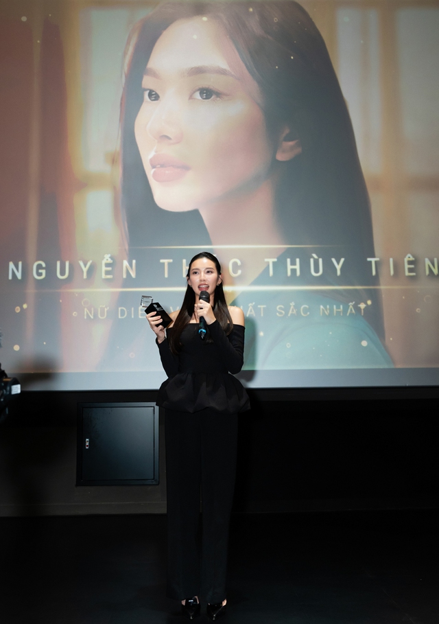 Thùy Tiên nhận cúp 'Nữ diễn viên xuất sắc nhất' trong phim đóng cùng NSND Lê Khanh - Ảnh 2.