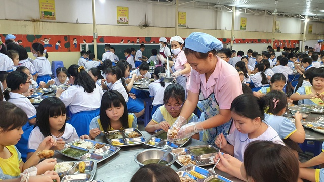 TP.HCM quy định tiền ăn bán trú: Các trường có được thu thêm theo nhu cầu ? - Ảnh 1.