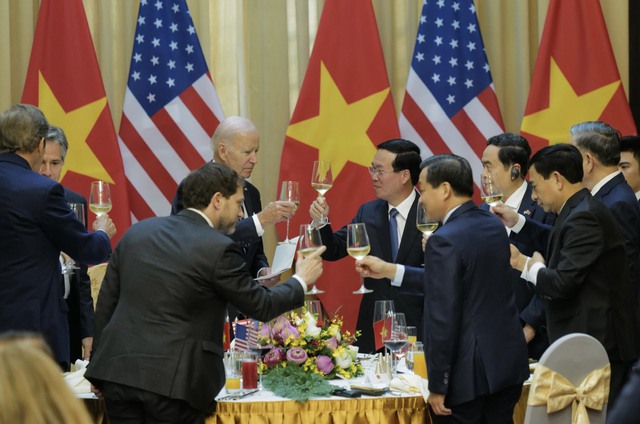 Chủ tịch nước Võ Văn Thưởng tặng Tổng thống Joe Biden món quà đặc biệt - Ảnh 4.