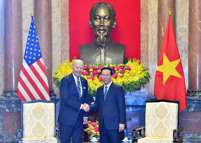 Chủ tịch nước Võ Văn Thưởng tặng Tổng thống Joe Biden món quà đặc biệt - Ảnh 1.