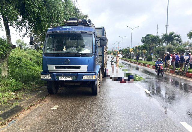 Kon Tum: Tông vào đuôi xe tải, 2 vợ chồng tử vong - Ảnh 1.