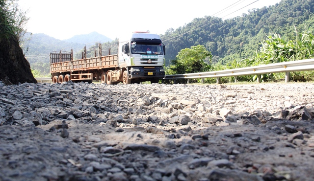 Tuyến Quốc lộ 14D qua địa bàn tỉnh Quảng Nam ùn tắc liên tục - Ảnh 1.