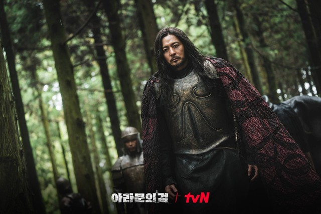 Lee Joon Gi đóng hai vai, đánh đấm ấn tượng trong ‘Niên sử ký Arthdal 2’ - Ảnh 4.