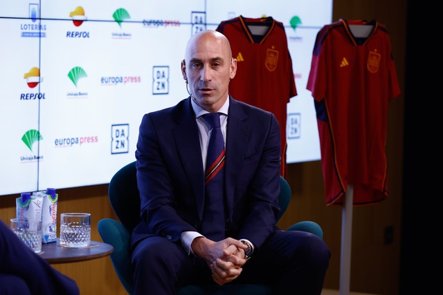 Chủ tịch Liên đoàn Bóng đá Tây Ban Nha Luis Rubiales thông báo từ chức - Ảnh 1.