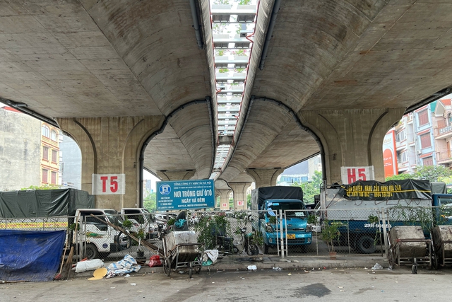Cận cảnh những gầm cầu được Hà Nội tận dụng trông xe dù Bộ GTVT bác bỏ - Ảnh 7.