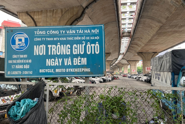 Cận cảnh những gầm cầu được Hà Nội tận dụng trông xe dù Bộ GTVT bác bỏ - Ảnh 1.