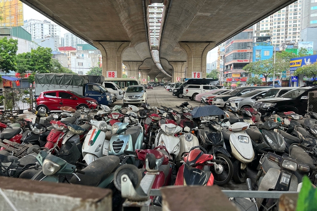 Cận cảnh những gầm cầu được Hà Nội tận dụng trông xe dù Bộ GTVT bác bỏ - Ảnh 4.