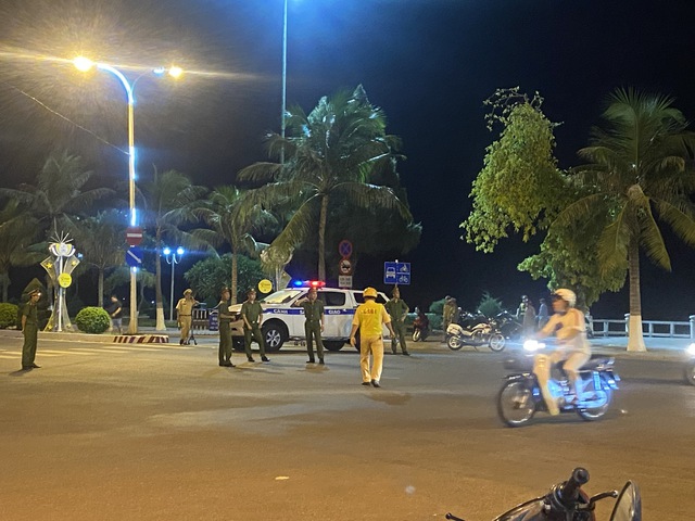 Lái xe ô tô tông thẳng vào cổng trụ sở UBND tỉnh Khánh Hòa để tự tử  - Ảnh 1.