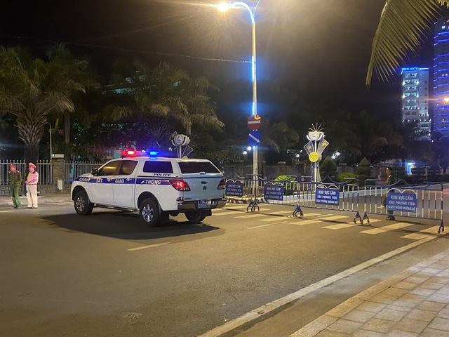 Lái xe ô tô tông thẳng vào cổng trụ sở UBND tỉnh Khánh Hòa để tự tử  - Ảnh 2.