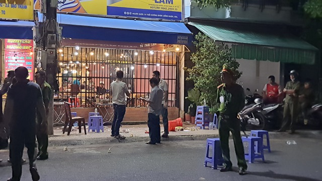 Tiền Giang: Truy bắt nhóm nổ súng ở quán Buffet Xe Lam làm 2 người bị thương - Ảnh 1.