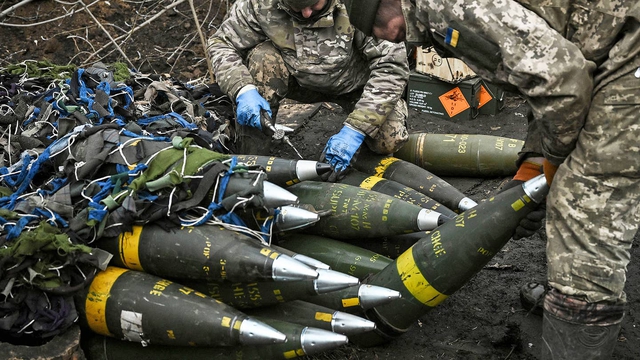Reuters: Mỹ tính kết hợp đạn chùm vào tên lửa tầm xa cho Ukraine - Ảnh 2.