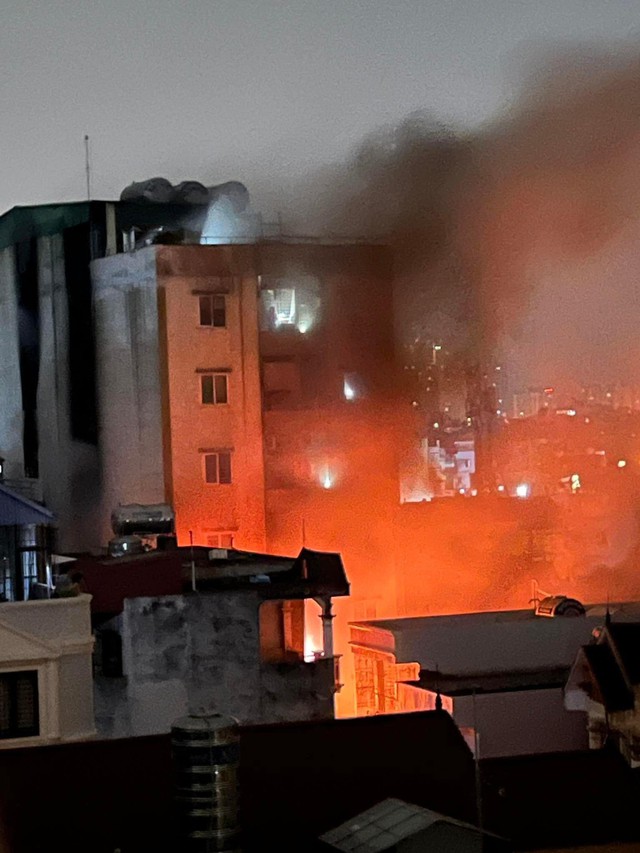 Hà Nội: Cháy chung cư mini trong đêm, nhiều người bị thương được đưa ra ngoài - Ảnh 3.