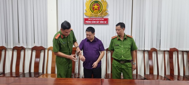 Bắt người nhận 100.000 USD chạy án cho nguyên Cục trưởng Cục đăng kiểm Việt Nam - Ảnh 1.