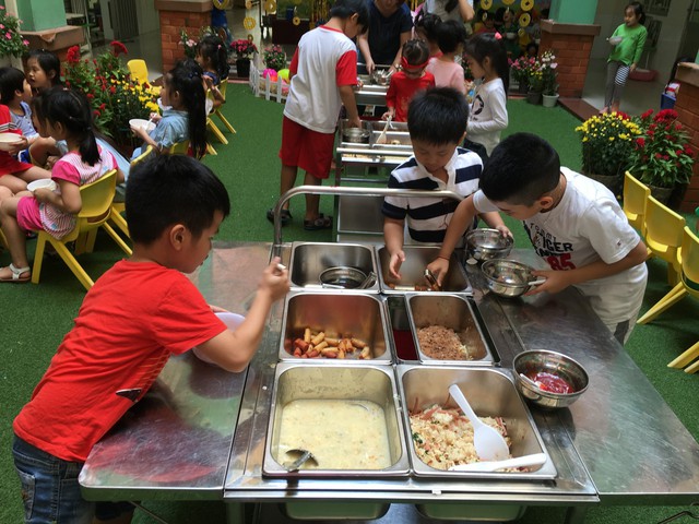 TP.HCM quy định tiền ăn bán trú: Trường học 'cân đong đo đếm' - Ảnh 3. TP.HCM quy định tiền ăn bán trú: Trường học 'cân đong đo đếm' - Ảnh 3.