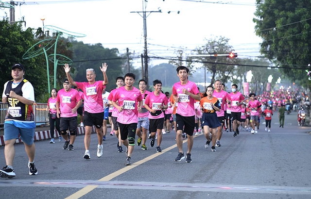 Gần 6.000 người tham dự giải Marathon Đất sen hồng- Đồng Tháp 2023 - Ảnh 1.