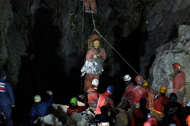 Giải cứu thành công nhà thám hiểm kẹt sâu hơn 1.000 m trong hang động - Ảnh 1.