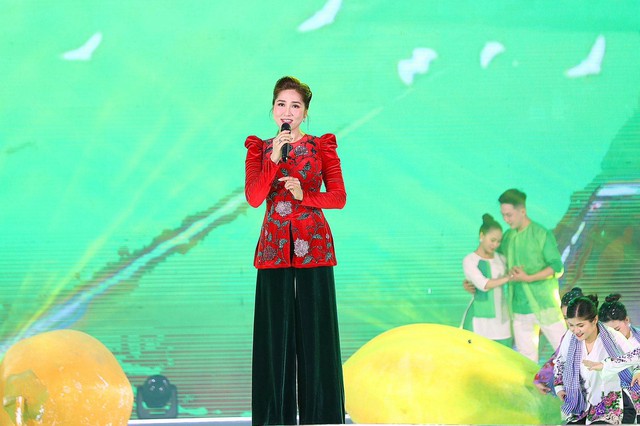 'Hoa hậu cải lương' Như Huỳnh xúc động hội ngộ đàn chị Cẩm Ly - Ảnh 1. 'Hoa hậu cải lương' Như Huỳnh xúc động hội ngộ đàn chị Cẩm Ly - Ảnh 1.