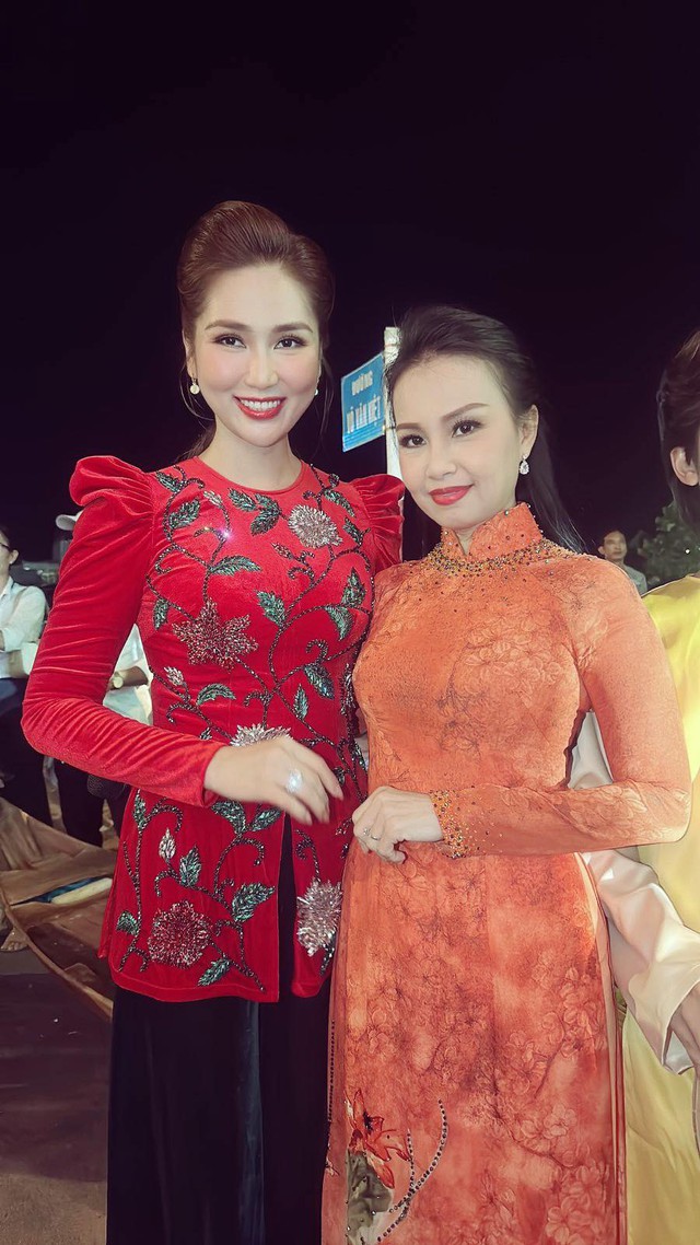 'Hoa hậu cải lương' Như Huỳnh xúc động hội ngộ đàn chị Cẩm Ly - Ảnh 2. 'Hoa hậu cải lương' Như Huỳnh xúc động hội ngộ đàn chị Cẩm Ly - Ảnh 2.