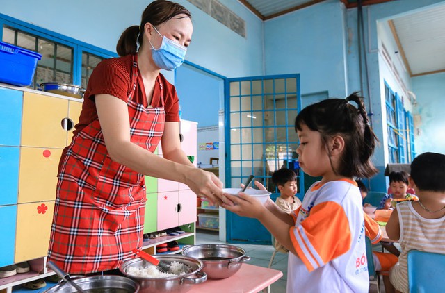 TP.HCM quy định tiền ăn bán trú: Trường học 'cân đong đo đếm'  - Ảnh 1.