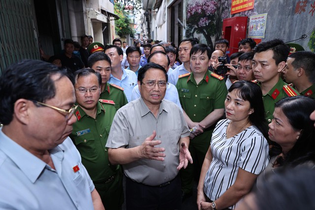 Thủ tướng thị sát hiện trường, vào BV Bạch Mai thăm nạn nhân vụ cháy chung cư - Ảnh 3.