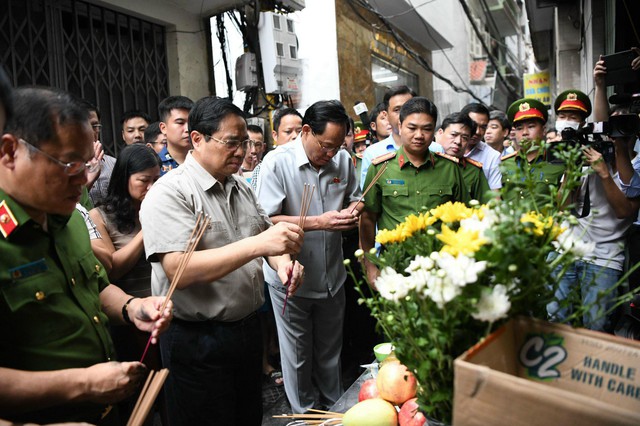 Thủ tướng thị sát hiện trường, vào BV Bạch Mai thăm nạn nhân vụ cháy chung cư - Ảnh 6.