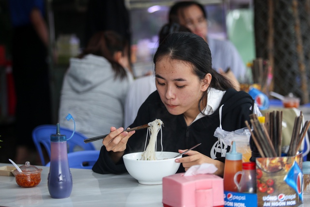 Cơm sinh viên: Từ 'cơm bụi' 25k đến những thực đơn gây sốt- Ảnh 1.