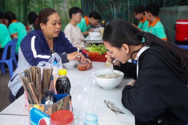 Cơm sinh viên: Từ 'cơm bụi' 25k đến những thực đơn gây sốt- Ảnh 2.