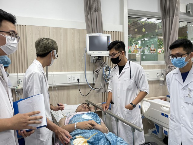  Cháy chung cư mini ở Hà Nội: Tập trung cứu chữa, chưa thu phí điều trị - Ảnh 2.