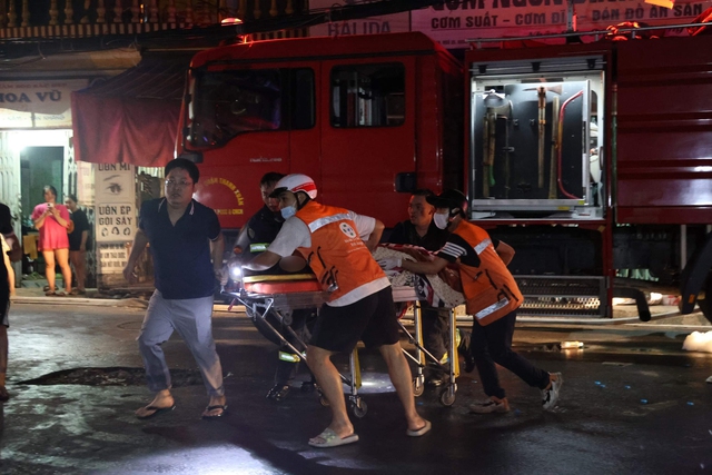 Vụ cháy ở Hà Nội: Chung cư có 150 người sinh sống, cứu được hơn 70 người - Ảnh 1.