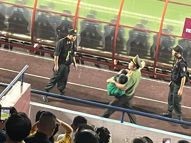 Cổ động viên ngất xỉu khi theo dõi trận đấu giữa U23 Việt Nam - U23 Singapore - Ảnh 2.