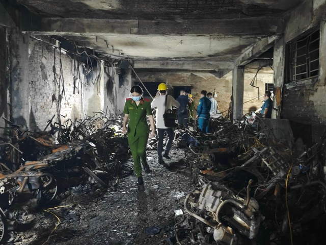 Vụ cháy chung cư mini tại Hà Nội: Khoảng 40 người tử vong, nhiều người cấp cứu - Ảnh 2.